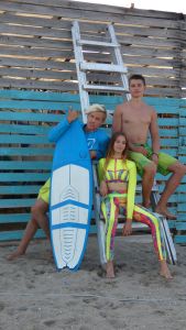 Alooppa model posing with friends